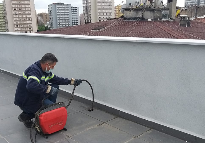 Banyo yer süzgecinde robot spiral